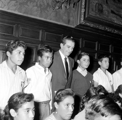 Adolfo López Mateos con estudiantes de alta calificación