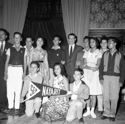 Adolfo López Mateos con estudiantes de Nayarit, fotografía de retrato