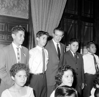 Adolfo López Mateos con cuatro estudiantes, retrato de grupo