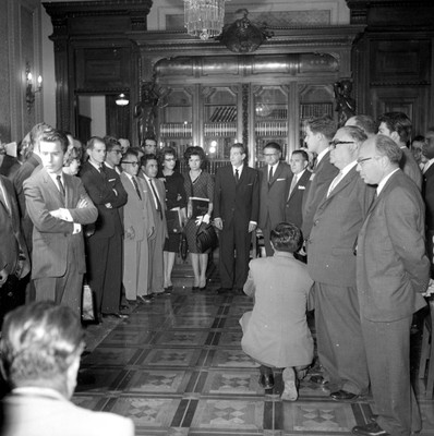 Adolfo López Mateos con miembros de la comisión del Tribunal Fiscal, en una sala de Palacio Nacional, retrato de grupo