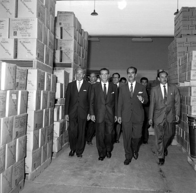 Adolfo López Mateos, Gustavo Baz y empresarios recorriendo las instalaciones de una planta industrial