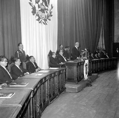 Adolfo López Mateos escuchando el discurso de Gustavo Baz durante acto público