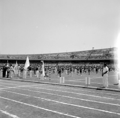 Participantes de los Juegos Interprimarios en formación en el estadio de Ciudad Universitaria