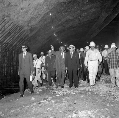 Adolfo López Mateos y comitiva recorriendo un túnel de la hidroeléctrica de infiernillo, Mich