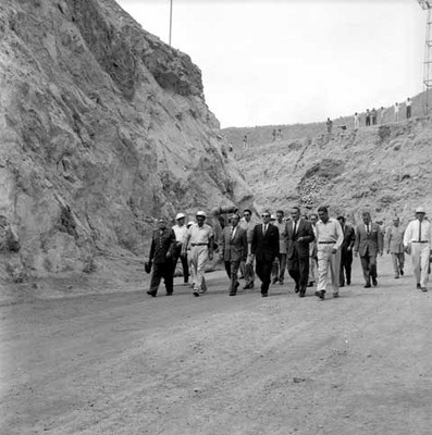 Adolfo López Mateos y comitiva recorriendo obras de construcción de la hidroeléctrica de infiernillo
