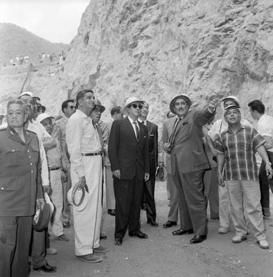Adolfo López Mateos y comitiva durante una visita a las obras hidraúlicas de la hidroeléctrica de infiernillo