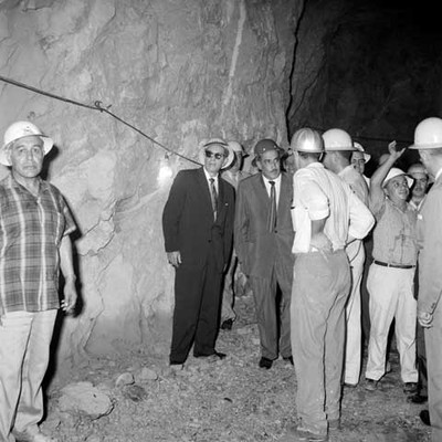 Adolfo López Mateos y comitiva recorriendo un túnel de la planta hidroeléctrica de infiernillo