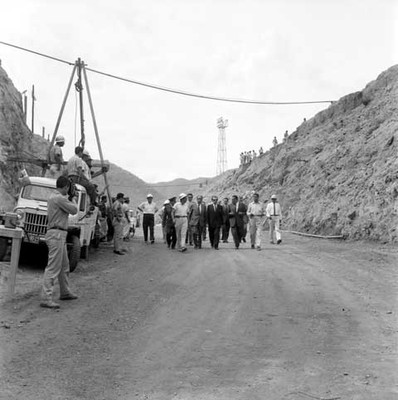 Adolfo López Mateos y comitiva recorriendo obras de la planta de infiernillo.