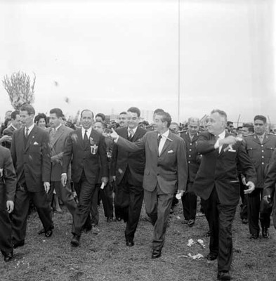 Adolfo López Mateos, Ernesto P. Uruchurtu y comitiva ingresan a estadio para inaugurar los 3° juegos deportivos del D.F.