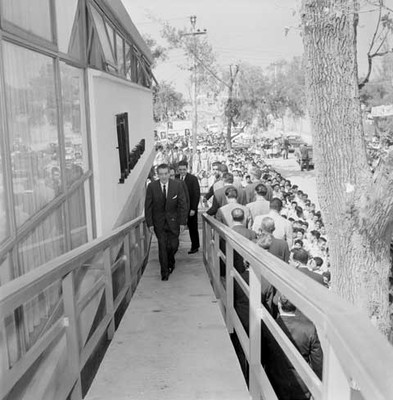 Adolfo López Mateos y Ernesto P. Uruchurtu subiendo hacia un Centro de Salud