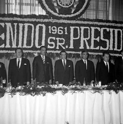 Adolfo López Mateos, Eduardo Bustamantes y comitiva en el banquete por el Día del Médico, retrato de grupo