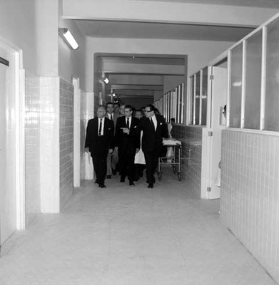 Adolfo López Mateos, José Alvarez y demás funcionarios en los pasillos del Hospital General, de la Cd. de México
