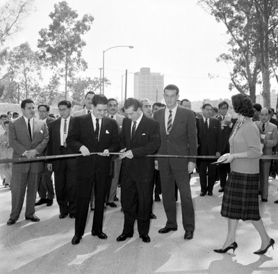 José Gómez Huerta conversando con un funcionario durante la inauguración del Anillo Periférico de la ciudad de México