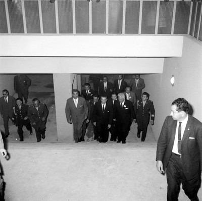 Adolfo López Mateos acompañado de Gabriel Leyva Velázquez y otras personas subiendo las escaleras en un edificio