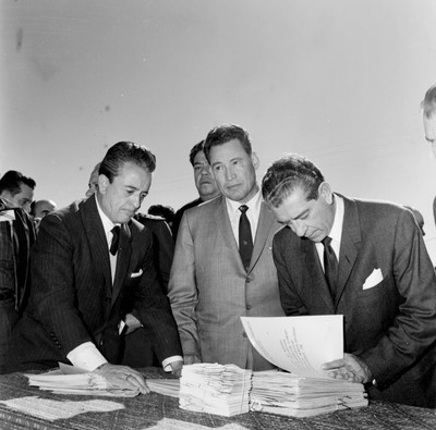 Adolfo López Mateos con Teófilo Borunda revisan los titulos de propiedad que entregaran a campesinos