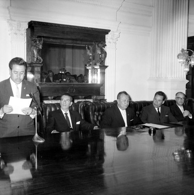Adolfo López Mateos, Teófilo Borunda y otras personas, ante el discurso de un orador durante una ceremonia en un salón