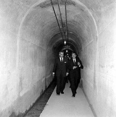 Adolfo López Mateos acompañado por Alfredo del Mazo y comitiva, recorriendo un tunel de la presa Benito Juárez