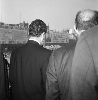 Adolfo López Mateos presidiendo el mitin organizado por las Fuerzas Vivas, desde el balcón presidencial