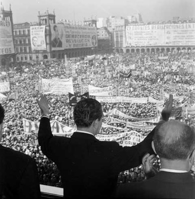 Adolfo López Mateos ante un mitin agradeciendo el apoto que le brindan por su tercer año de Gobierno