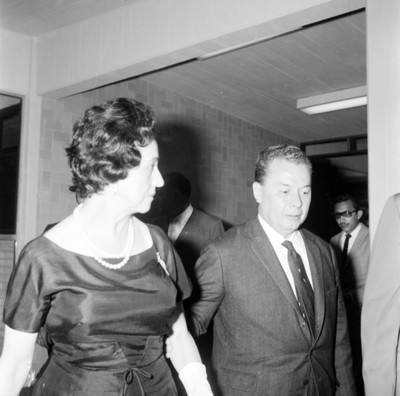 Eva Sámano de López Mateos y otro funcionario por los pasillos de la nueva unidad del Seguro Social