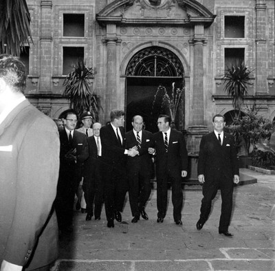 John F. Kennedy y otros hombres en el patio del Museo de Historia
