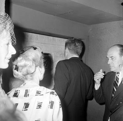 John F. Kennedy y otras personas en la visita al Museo de Historia