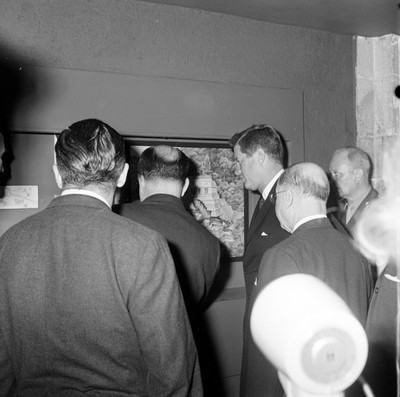 John F. Kennedy y otras personas en el Museo de Historia