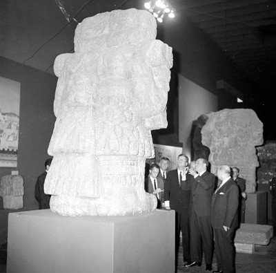 John F. Kennedy y Arturo Romano Pacheco frente a la Coatlicue en el Museo Nacional