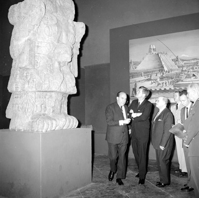 John F. Kennedy observa a la diosa Coatlicue