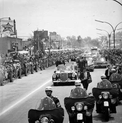 John F. kennedy en el automóvil presidencial haciendo su recorrido por las calles de México durante su visita