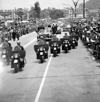 Adolfo López Mateos con John F. Kennedy en el automóvil presidencial haciendo su recorrido por las calles de la cd. de México
