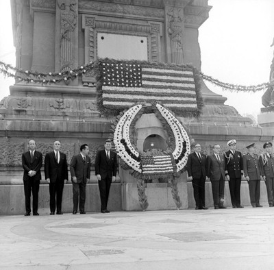 John F. Kennedy y su comitiva haciendo guardia de honor a los Héroes de la Independencia