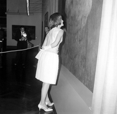 Jacqueline Kennedy observa un mural en el palacio de Bellas Artes