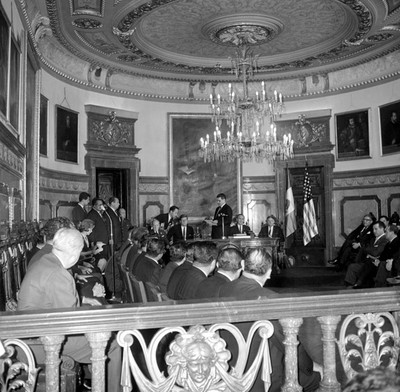 Ernesto P. Uruchurtu pronunciando un discurso durante la ceremonia de entrega de llaves de la ciudad a John F. Kennedy en palacio municipal