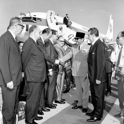 Adolfo López Mateos durante la presentación de funcionarios mexicanos a Ahmed Sukarno en el aeropuerto de Jakarta