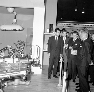 Adolfo López Mateos visitando una exposición industrial en el Auditorio Nacional