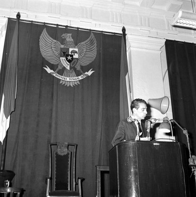 Adolfo López Mateos haciendo uso de la palabra en la ceremonia del parlamento de Indonesia