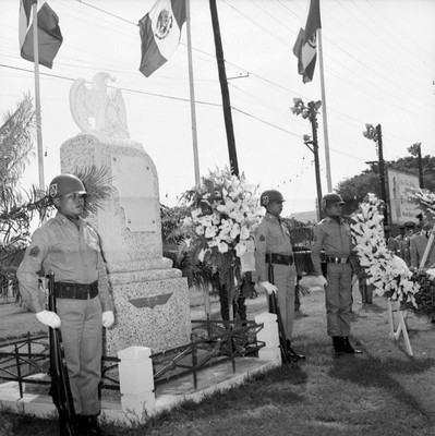 Soldados montando guardia en el monumento al escuadrón 201 en Filipinas