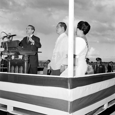Adolfo López Mateos haciendo uso de la palabra a su llegada a la cd. de Manila acompañado por el presidente Macapagal