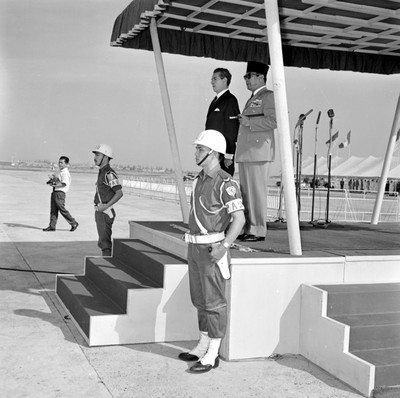 Adolfo López Mateos y Ahmed Sukarno durante su despedida de Jakarta