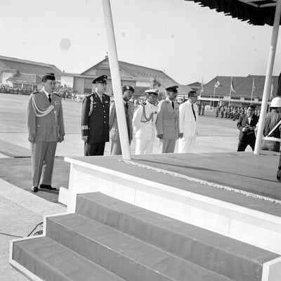 Militares durante el discurso de despedida de Adolfo López Mateos de la cd. de Jakarta
