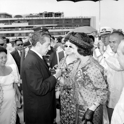 Adolfo López Mateos y Eva Sámano durante la ceremonia de despedida en su honor en el aeropuerto De Manila, Filipinas