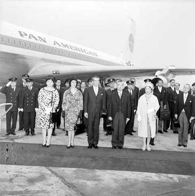 Adolfo López Mateos, el primer ministro de Hong Kong y sus respectivas esposas en el aeropuerto de Hong Kong, retrato de grupo