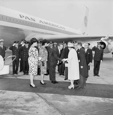 Adolfo López Mateos saluda a la esposa del primer ministro de Hong Kong durante su arribo a ese paísç