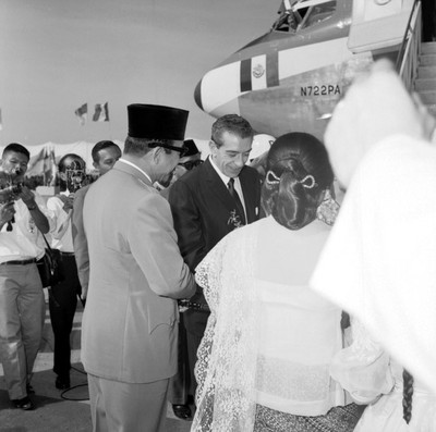 Adolfo López Mateos es recibido por Ahmed Sukarno y gente en el aeropuerto de Indonesia