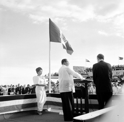 Adolfo López Mateos escuchando el discurso de bienvenida de Diosdado Macapagal