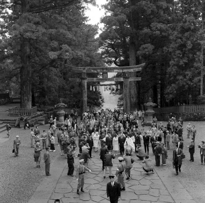 Adolfo López Mateos y comitiva acompañados de un sacerdote mayor entrando al santuario Toshoqu
