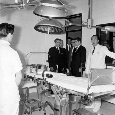 Adolfo López Mateos en su visita a un hospital en la Cd. de México