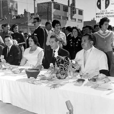 Adolfo López Mateos durante desayuno organizado por vendedores, en una calle
