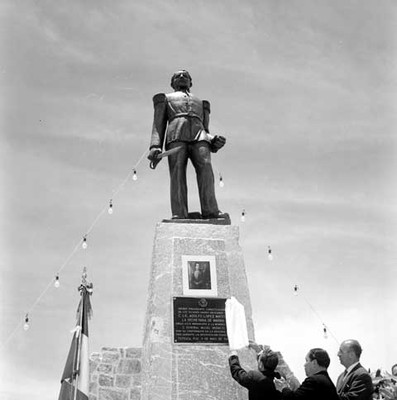 Adolfo López Mateos devela placa del monumento al Gral. Miguel Negrete